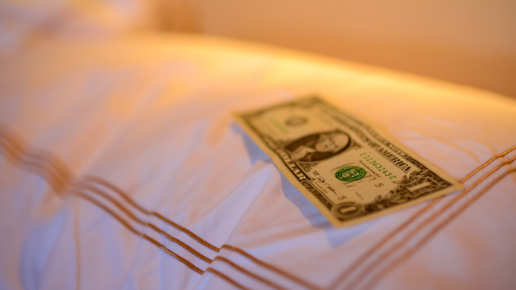 ベッドの上に1ドル札がチップ代として置かれている